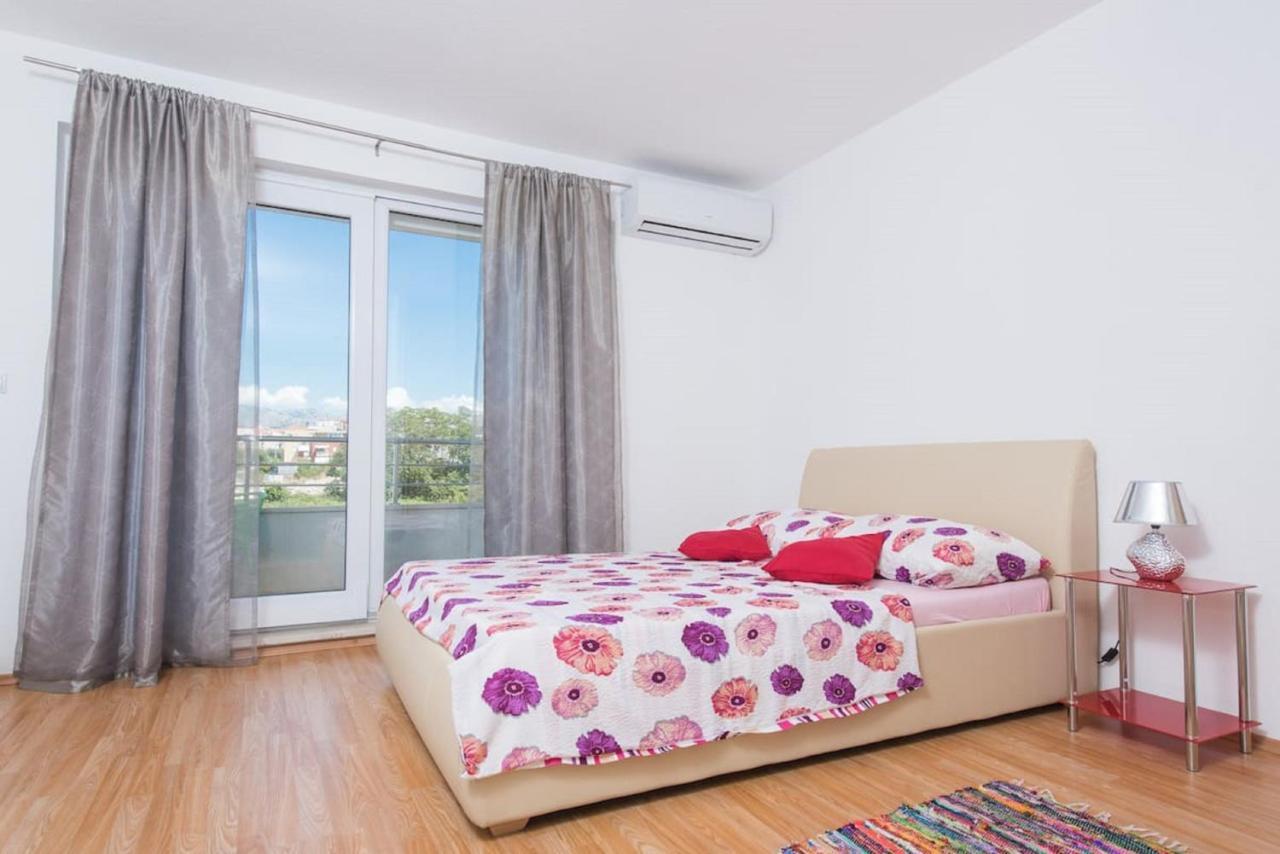 Dzeki Apartment Split
